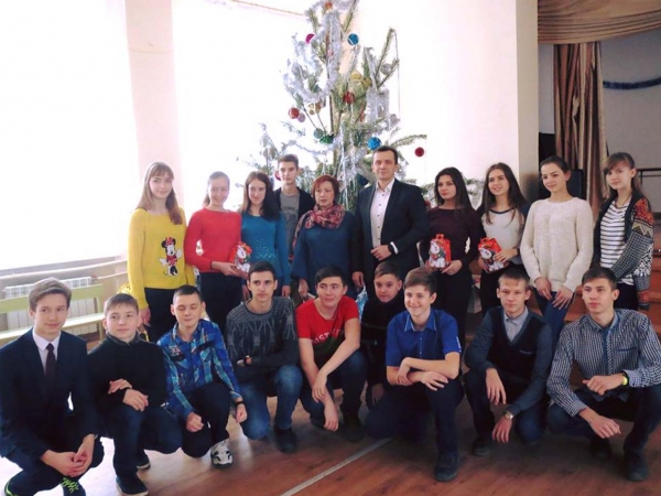 «#Бетонмаш» подарил подшефным школам новогодние подарки